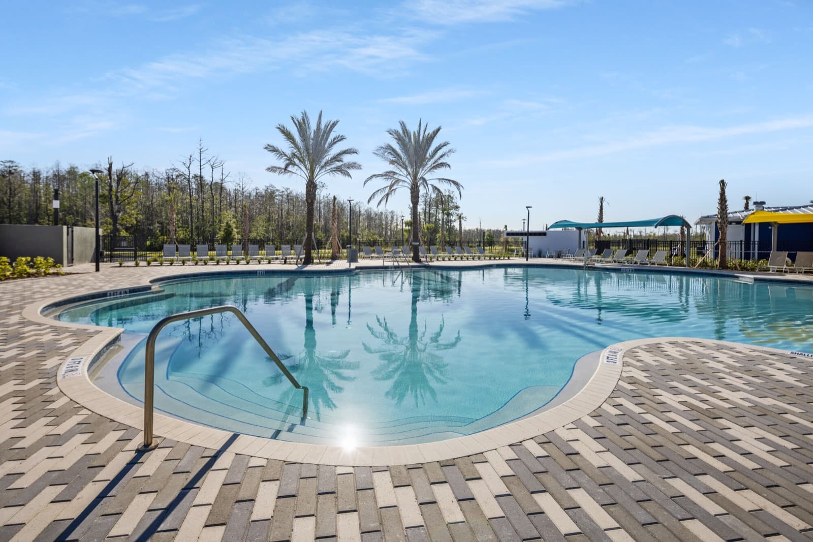 Piscina del amenity center de Meridian Parks