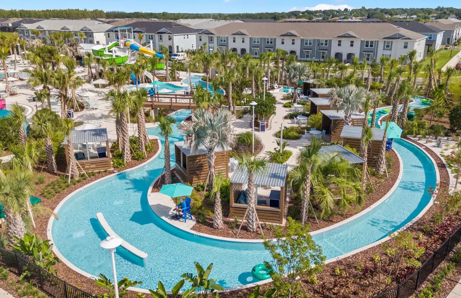 Vista aérea del lazy river del Reef Club con las vacation homes de Windsor Cay Resort al fondo