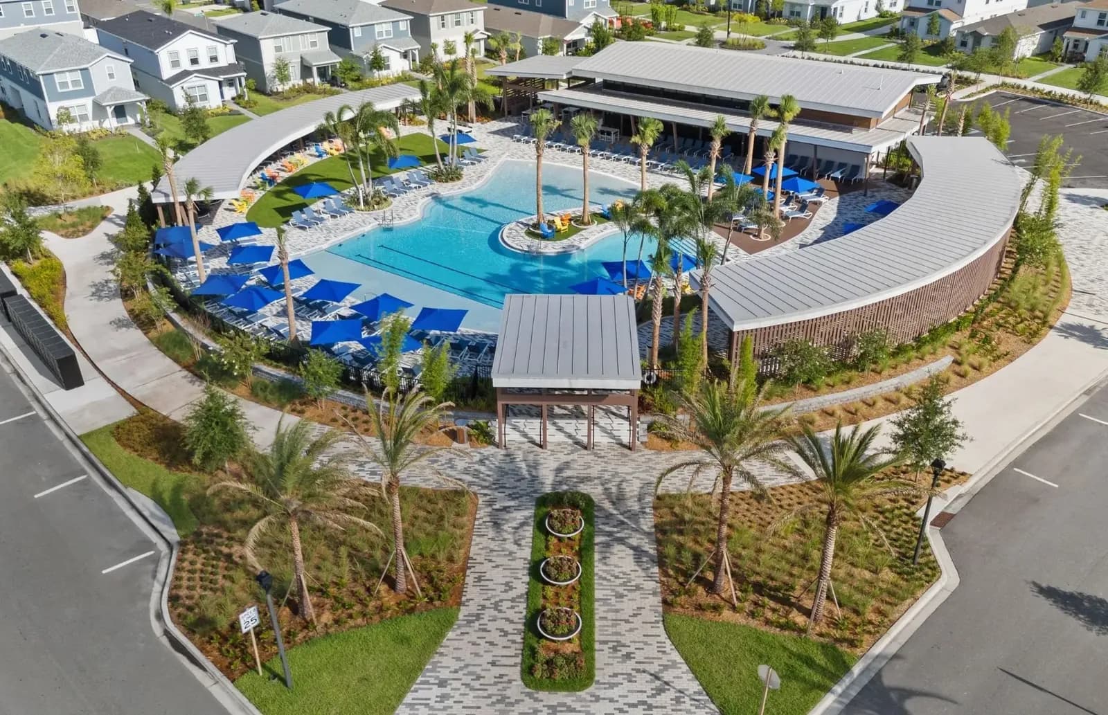 Vista aérea de la piscina y el clubhouse BeSocial Club de EverBe